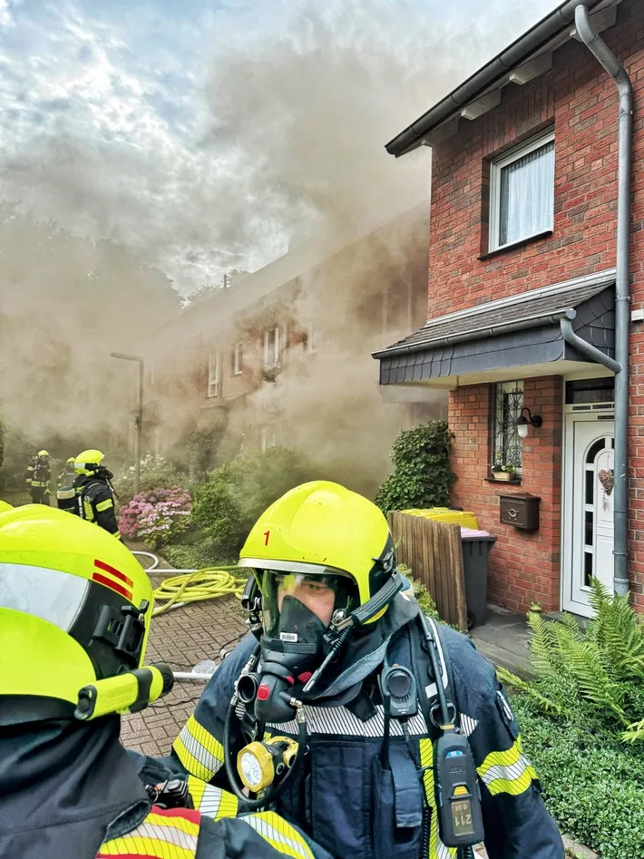 Feuerwehreinsatz in Neuss: Brand in Einfamilienhaus – Bewohner unverletzt