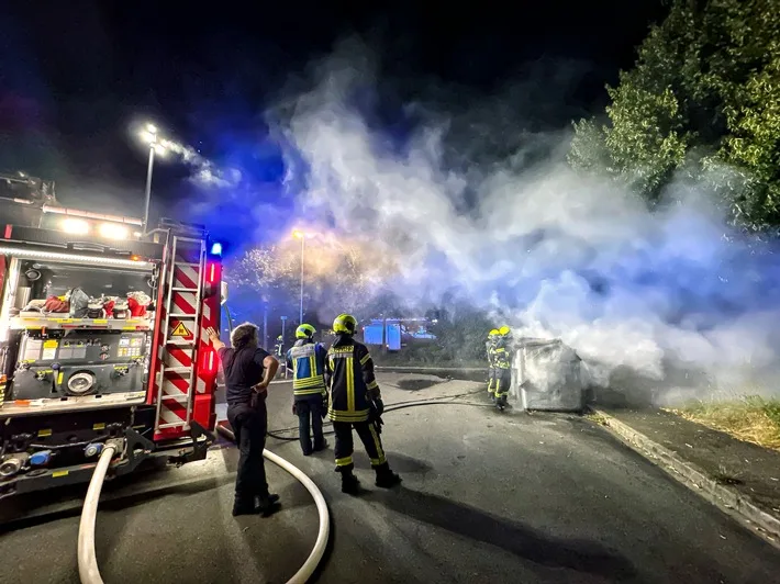 Feuerwehreinsatz in Neuss: Mehrere Papiercontainer brennen – Polizei ermittelt