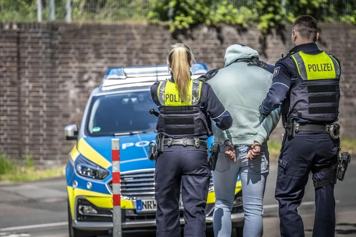 Gewaltsamer Übergriff auf Obdachlosen: Zwei Festnahmen in Ratingen