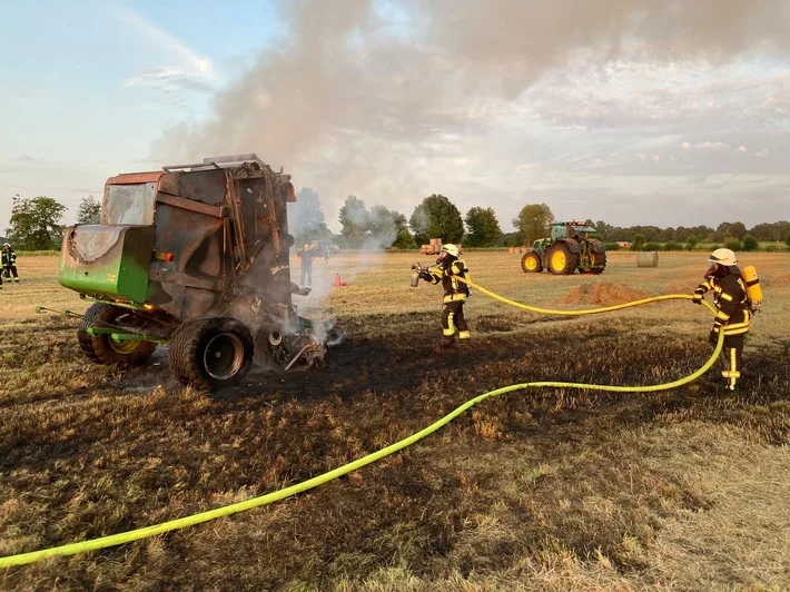 Großbrand einer Rundballenpresse in Kutenholz: Fahrer unversehrt