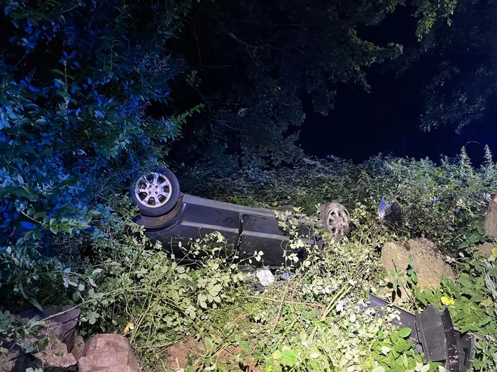 Junge Fahrer überschlagen sich mit Auto: Glück im Unglück in Stolberg