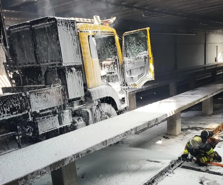 LKW-Brand in Stuttgarter SSB-Halle: Feuerwehr im Dauereinsatz