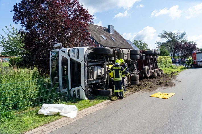 LKW-Unfall in Bröckel: Feuerwehr sorgt für Sicherheit nach Umsturz