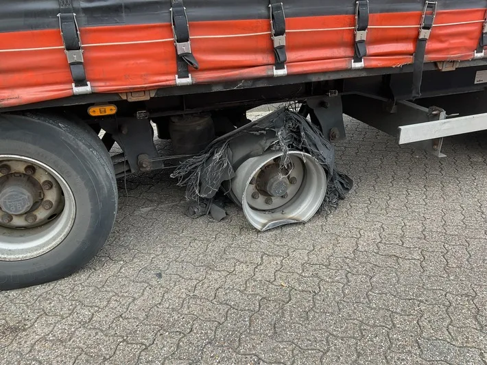 Lkw-Brand auf A57: Feuerwehr Alpen schnell im Einsatz und gibt Entwarnung