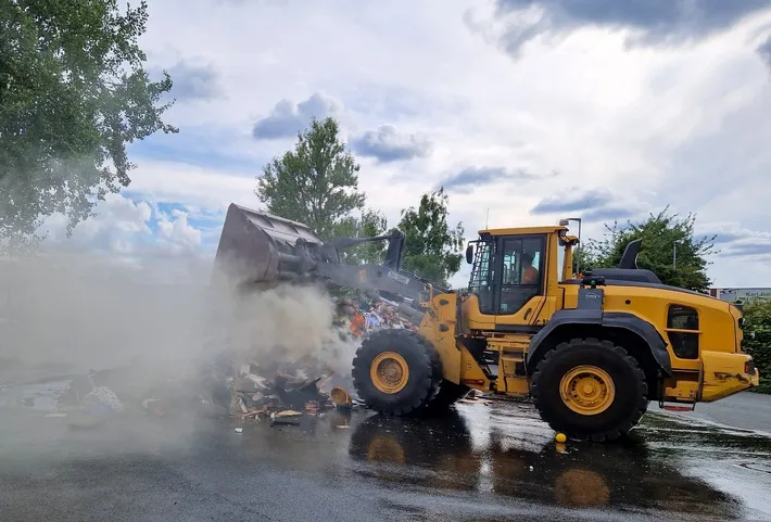 Lkw-Brand neben Lagerhalle: Feuerwehr Bochum verhindert Schlimmeres