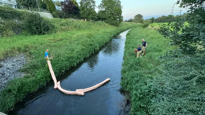 Ölverschmutzung im Butzengraben: Feuerwehr Böblingen im Einsatz