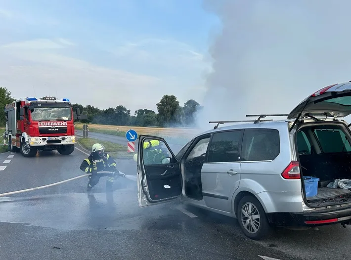 PKW-Brand in Moers-Repelen: Fahrer rettet sich durch Anhängertrennung