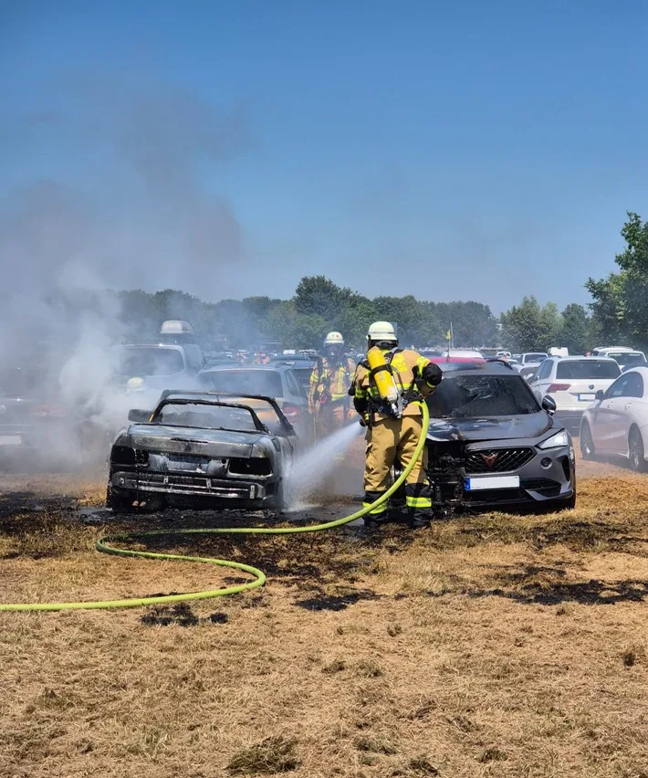 PKW-Brand in Xanten-Wardt: Feuerwehr verhindert Flammenausbreitung