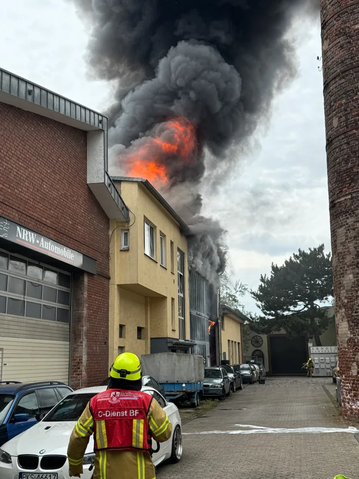 Ratingen unter Rauch: Großbrand im Gewerbegebiet sorgt für Chaos