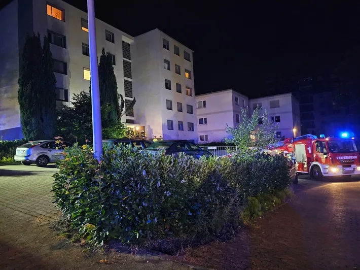 Schrecklicher Wohnungsbrand in Hüsten: Feuerwehr rettet 29 Bewohner