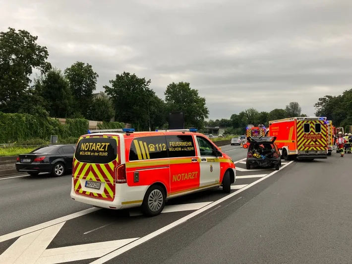 Schwerer Unfall auf der A40: Sechs Verletzte bei Kollision in Mülheim