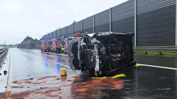 Schwerer Verkehrsunfall auf der A42: Fahrer schwer verletzt