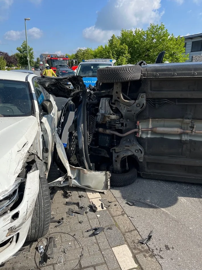 Schwerer Verkehrsunfall in Duisburg: Frau verletzt, Straße gesperrt