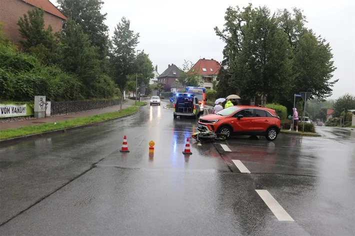 Unfall in Warburg: Pkw kollidiert mit Motorrad – zwei Verletzte