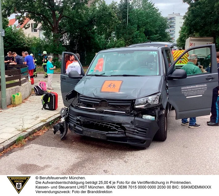 Verkehrsunfall im Münchener Westen: Kleintransporter blockiert Straße – Bericht von Feuerwehreinsatz