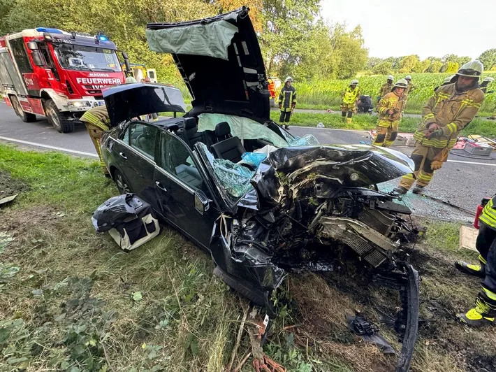 Verkehrsunfall in Littel: Frau aus stark beschädigtem Fahrzeug gerettet