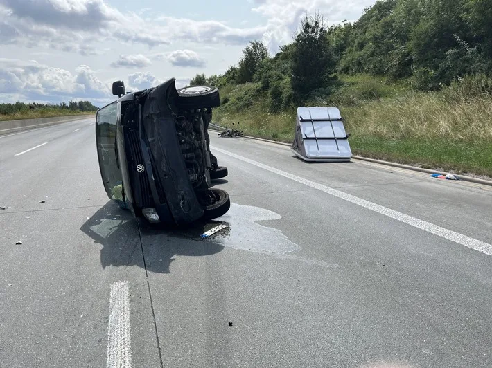 Vollsperrung auf A9: Transporter umgekippt, Verursacher flüchtig!