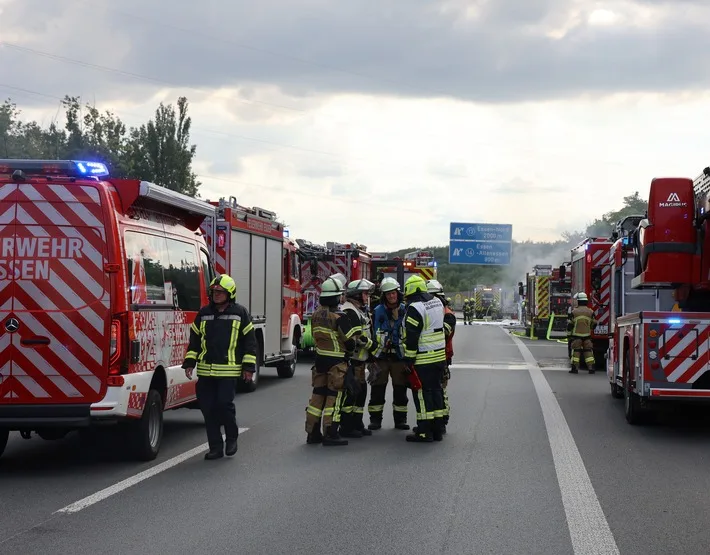 Zusammenarbeit der Feuerwehren: Autokran-Brand auf der BAB 42 gelöscht