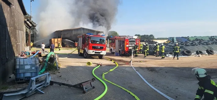 „Großfeuer in Wischhafen: 160 Feuerwehrleute kämpfen gegen die Flammen“