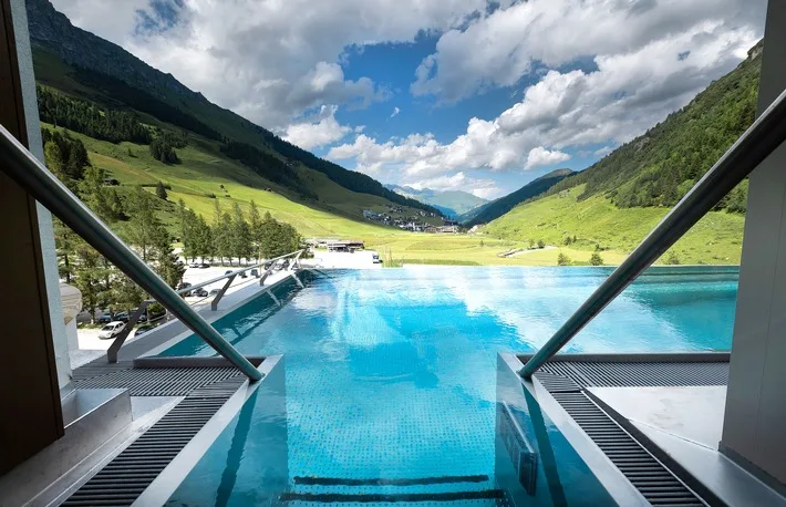 50 Jahre Neuhintertux: Jubiläum mit Blick auf den höchsten Skypool