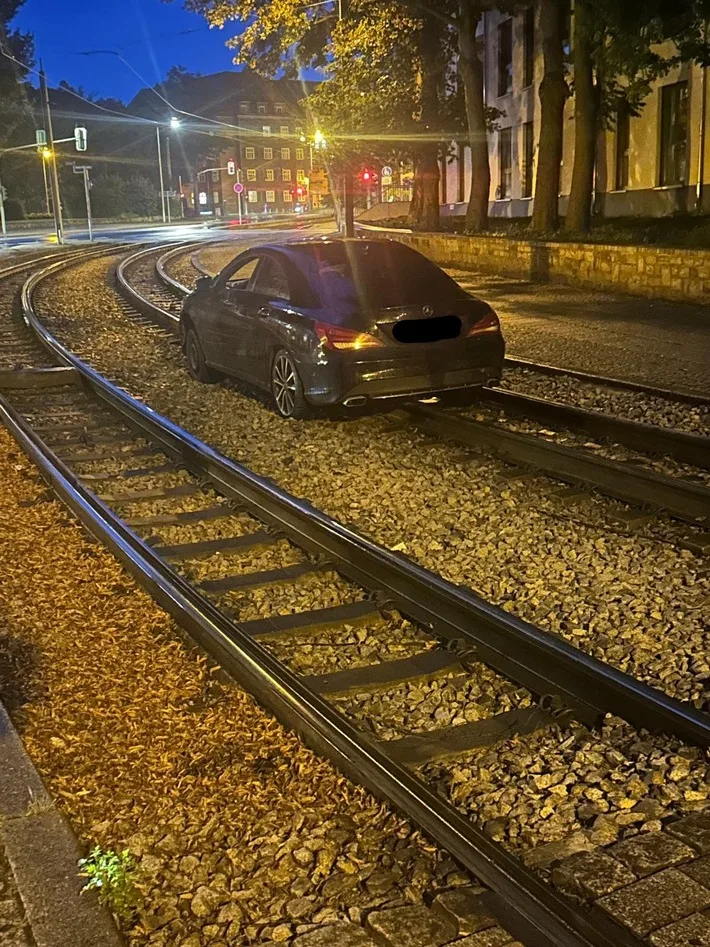 Alkoholisierter Fahrer landet im Gleisbett: Fahrzeug als Schienenersatzverkehr?