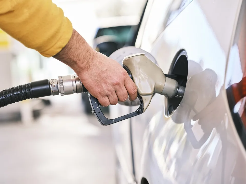 Auseinandersetzung an Tankstelle: Glasflasche verletzt 22-Jährigen