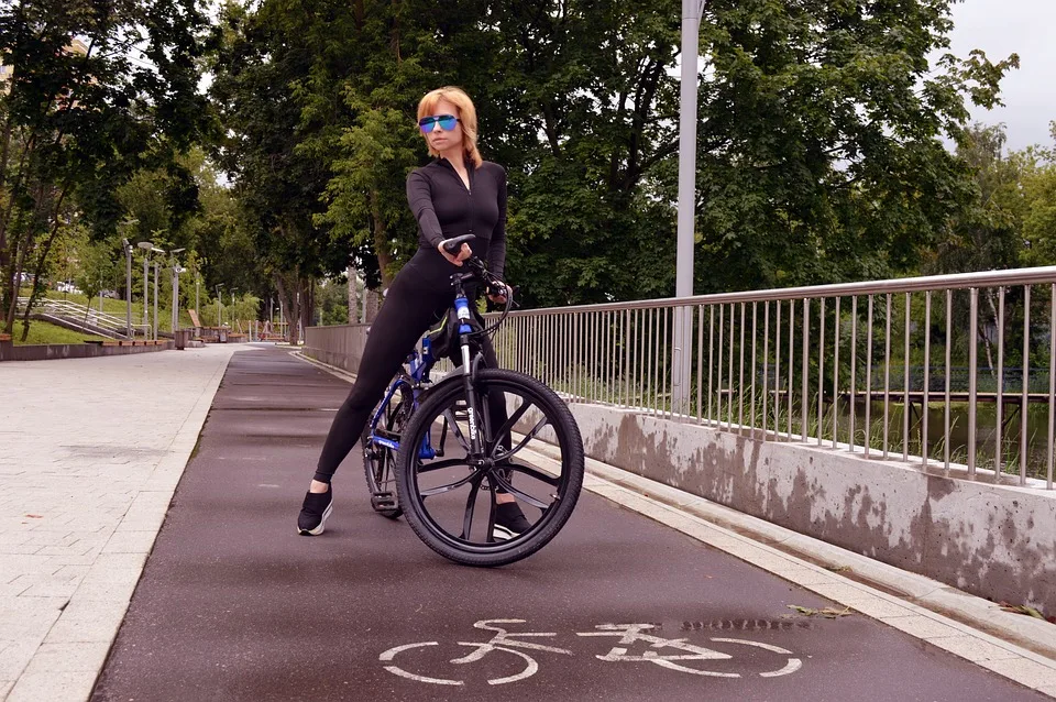 Autofahrerin bringt verletzte Radfahrerin zur Arbeit: Polizei sucht Zeugen