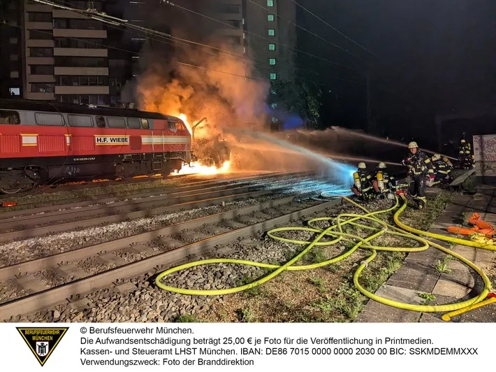 Bauzug brennt am Ostbahnhof – Feuerwehr im Großeinsatz