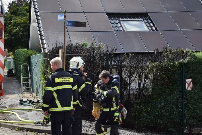 Brennende Hecke in Sümmern: Feuerwehr verhindert Schlimmeres