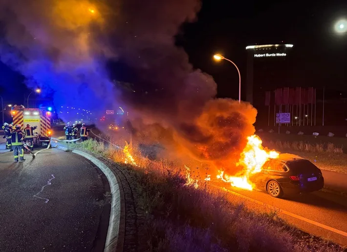 Brenzlige Lage: BMW-Brand in Offenburg fordert Feuerwehr-Einsatz