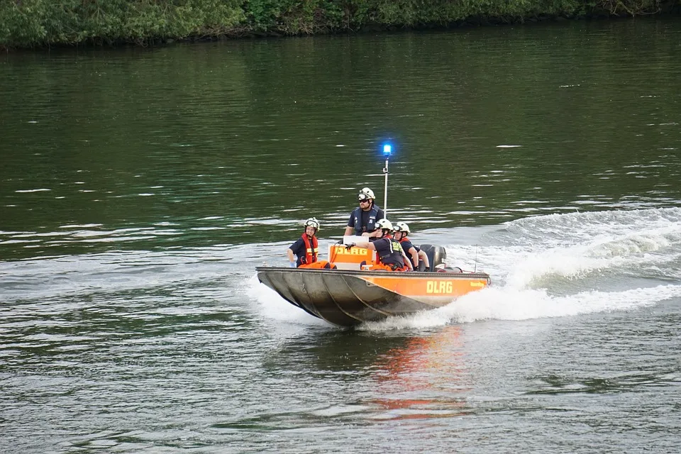 DLRG-Buggy im Elbschlick festgefahren: Feuerwehr rettet in letzter Minute