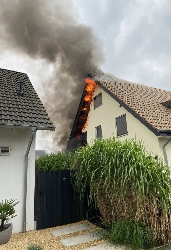 Dachstuhlbrand in Dolberg: Feuerwehr rettet Bewohner und löscht Flammen