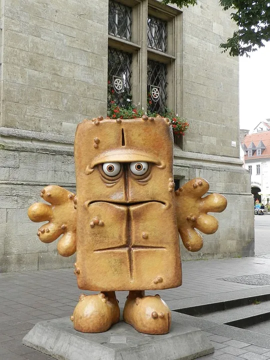 Der grummelige Freund ist zurück: Bernd das Brot am Erfurter Rathaus