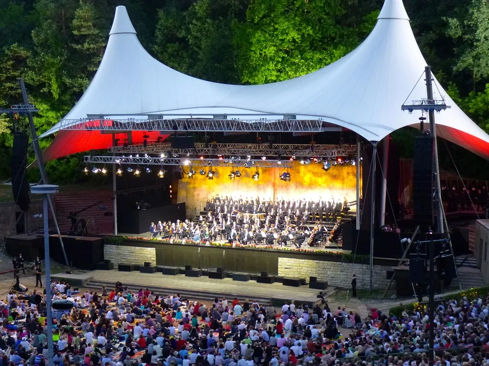 Die Waldbühne Berlin: Zwischen Sommerkonzerten und dunkler Geschichte