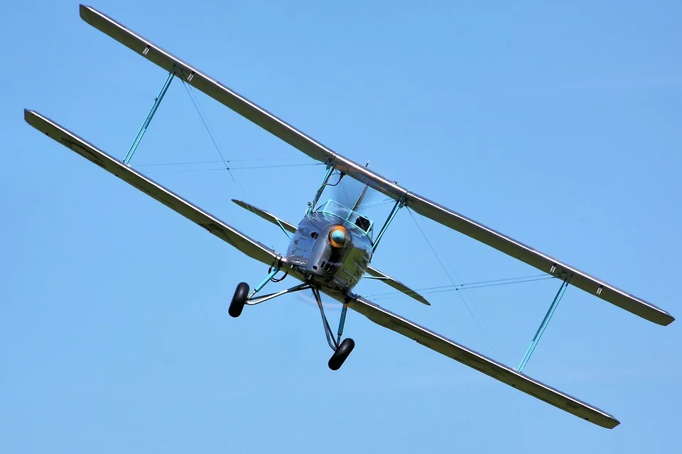 Doppeldecker-Flugzeug überschlägt sich bei Notlandung im Emsland