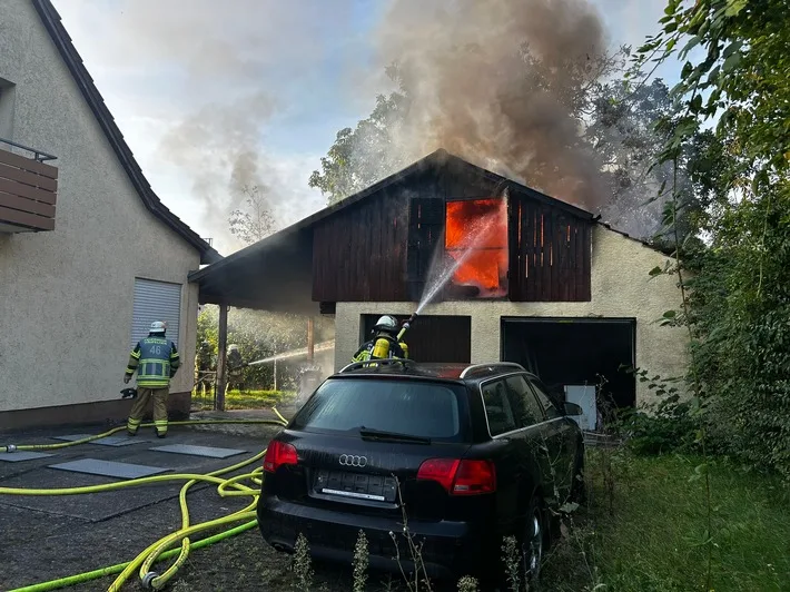 Doppelgarage in Öschelbronn: Feuerwehr bewahrt Wohnhaus vor Flammen