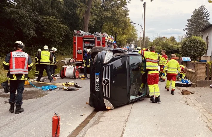 Drama auf der Greveler Straße: PKW-Unfall fordert schnelle Hilfe