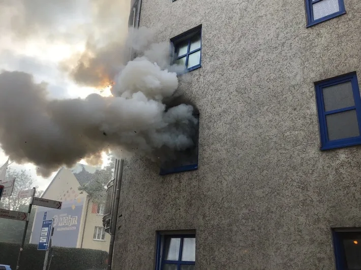 Drama in Bochum-Weitmar: Wohnungsbrand fordert schnelles Handeln der Feuerwehr