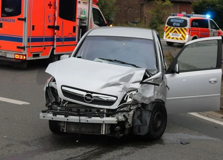 Drei Verletzte bei schwerem Unfall in Petershagen: Details zur Kollision