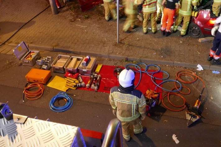 Dresden brennt: Feuerwehr kämpft gegen Flammen und Verkehrsunfall