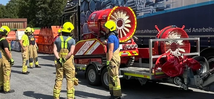 Erster Einsatz des neuen Löschunterstützungsfahrzeugs in Velbert