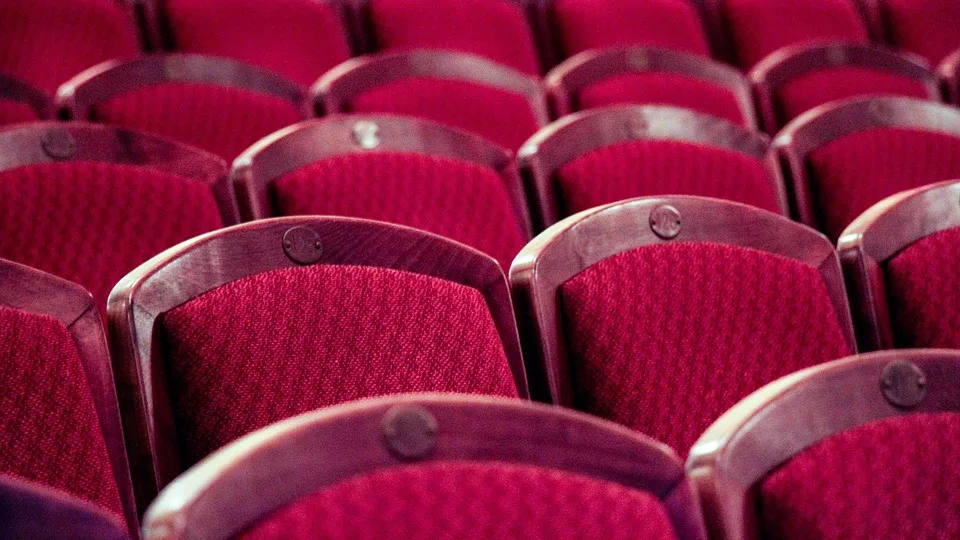 Fausts Weltenreise: Erkenntnis und Verführung im Theater erleben