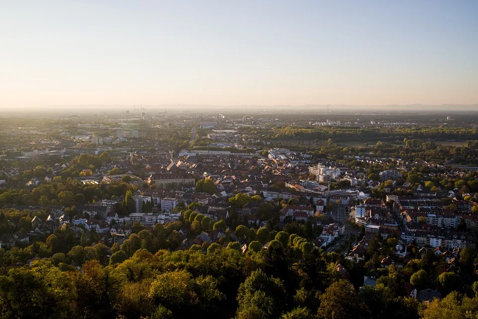 Festnahmen in Karlsruhe: Drogenfund und Bedrohung unter Männern