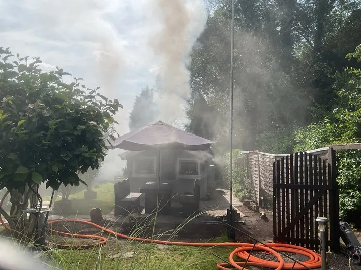 Feuer in Dortmund-Hostedde: Gartenlaube in Flammen – Feuerwehr im Einsatz