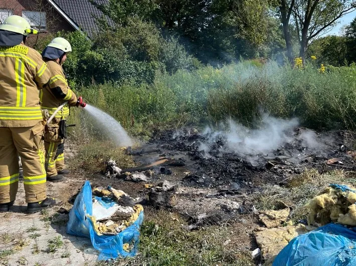 Feuerwehr Wildeshausen löscht illegalen Müllbrand in der Harpstedter Straße