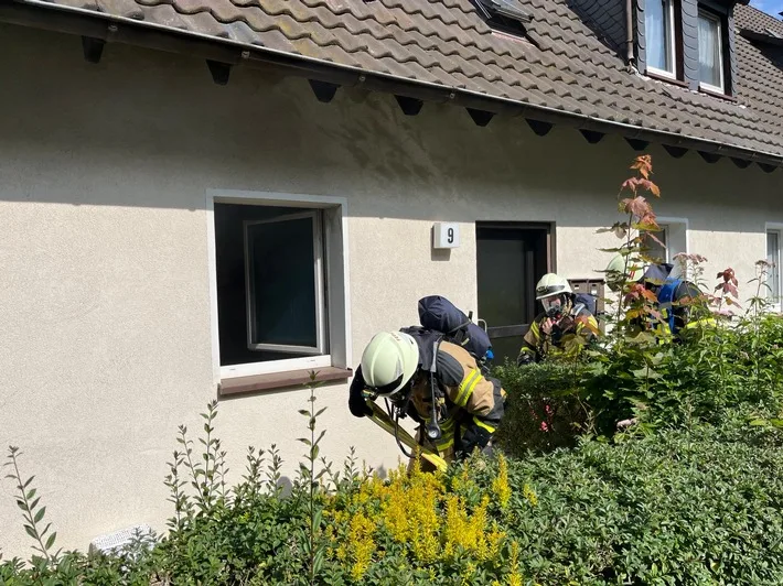 Feuerwehr rettet Bewohner aus brennender Wohnung in Plettenberg