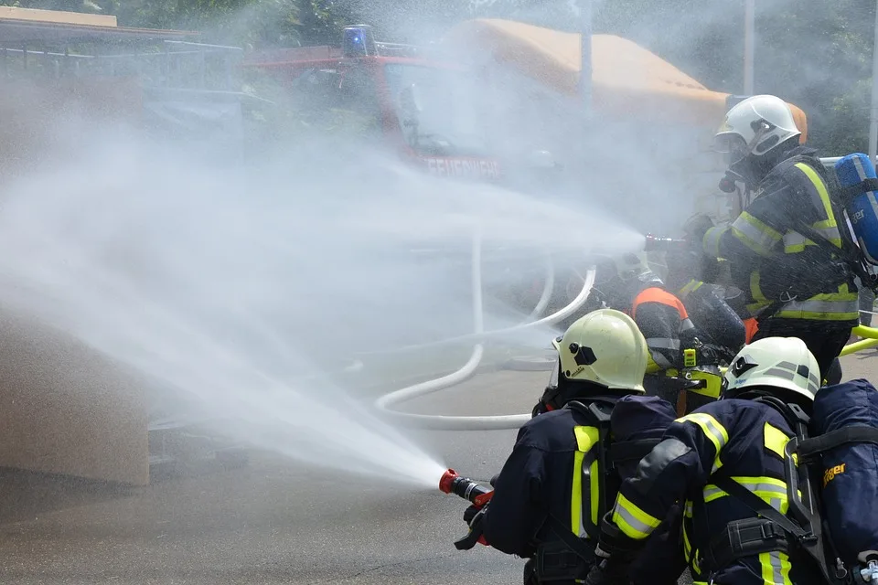 Feuerwehr trainiert in Kamenz: Brandbekämpfung am Puls der Realität