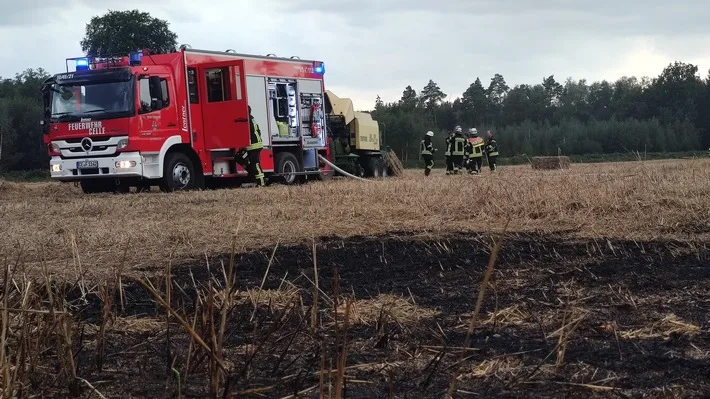 Feuerwehreinsatz in Altenhagen: Quarderballenpresse gerät in Brand