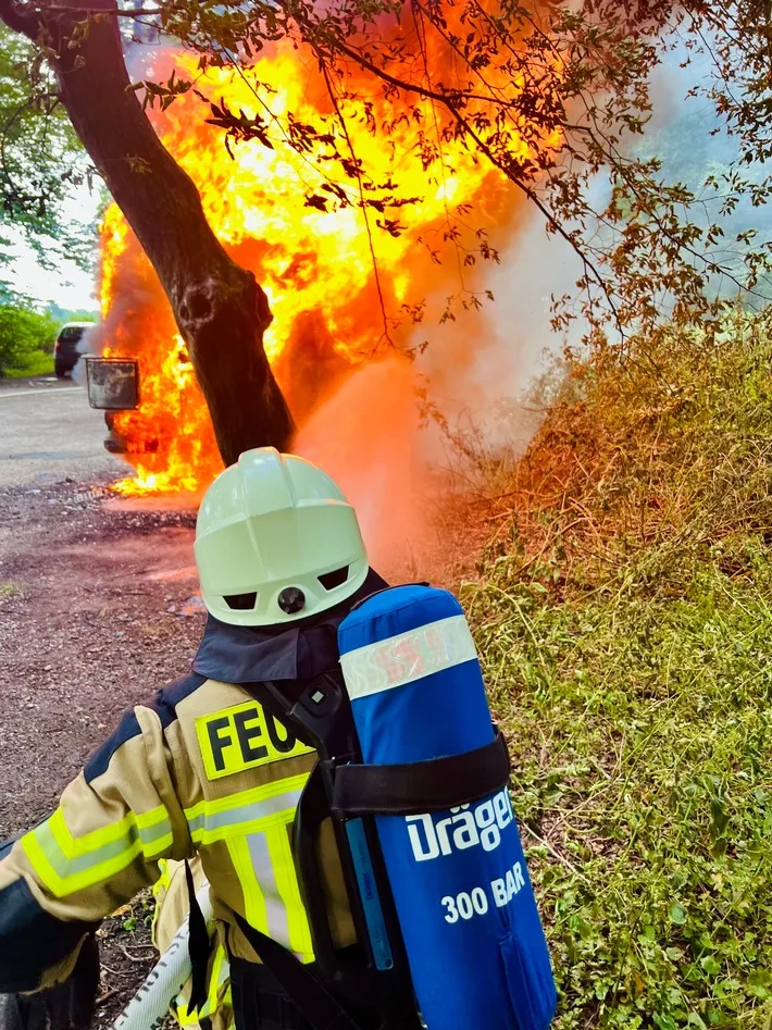 Feuerwehreinsatz in Rheurdt: Historischer Geländewagen in Flammen