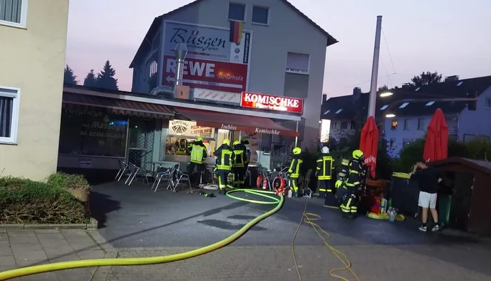 Friteusenbrand in Schwelmer Pizzeria: Feuerwehr schnell im Einsatz